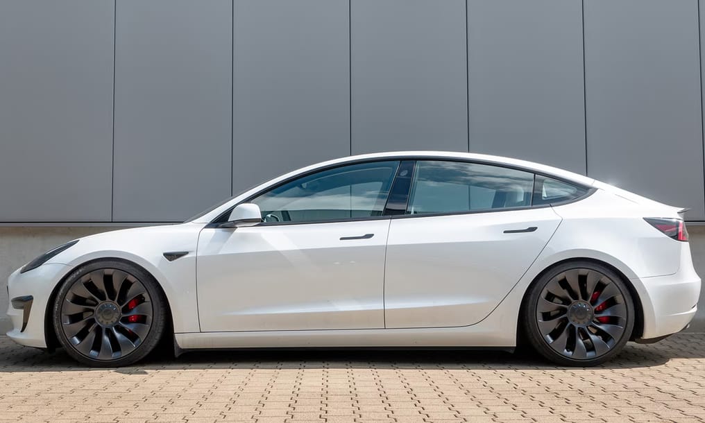Látványosan ráhasal az útra a legkisebb Tesla