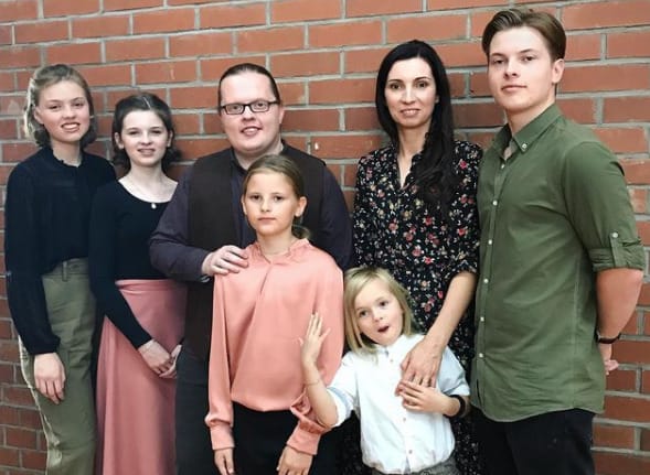 A Kelly Family zenésze felhívta kisfiát a színpadra – gyerekmunka miatt folyik eljárás ellene