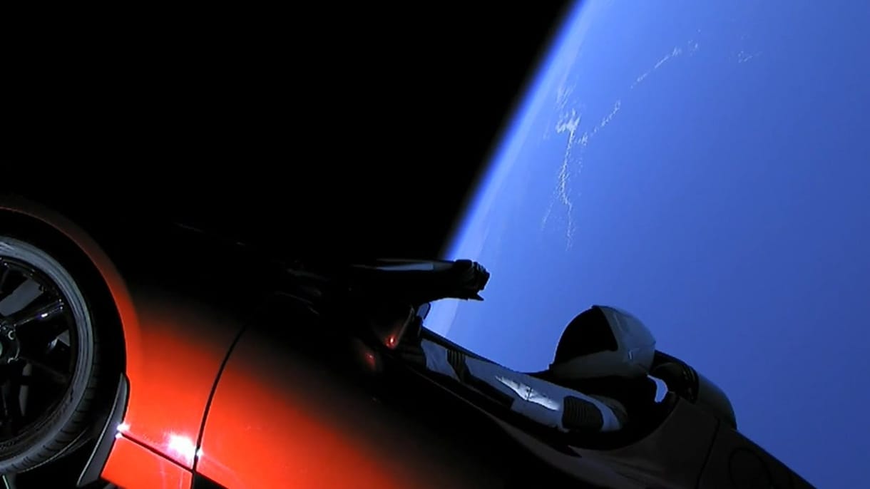 Öt éve küldött fel az űrbe a SpaceX egy Teslát – hol van most?