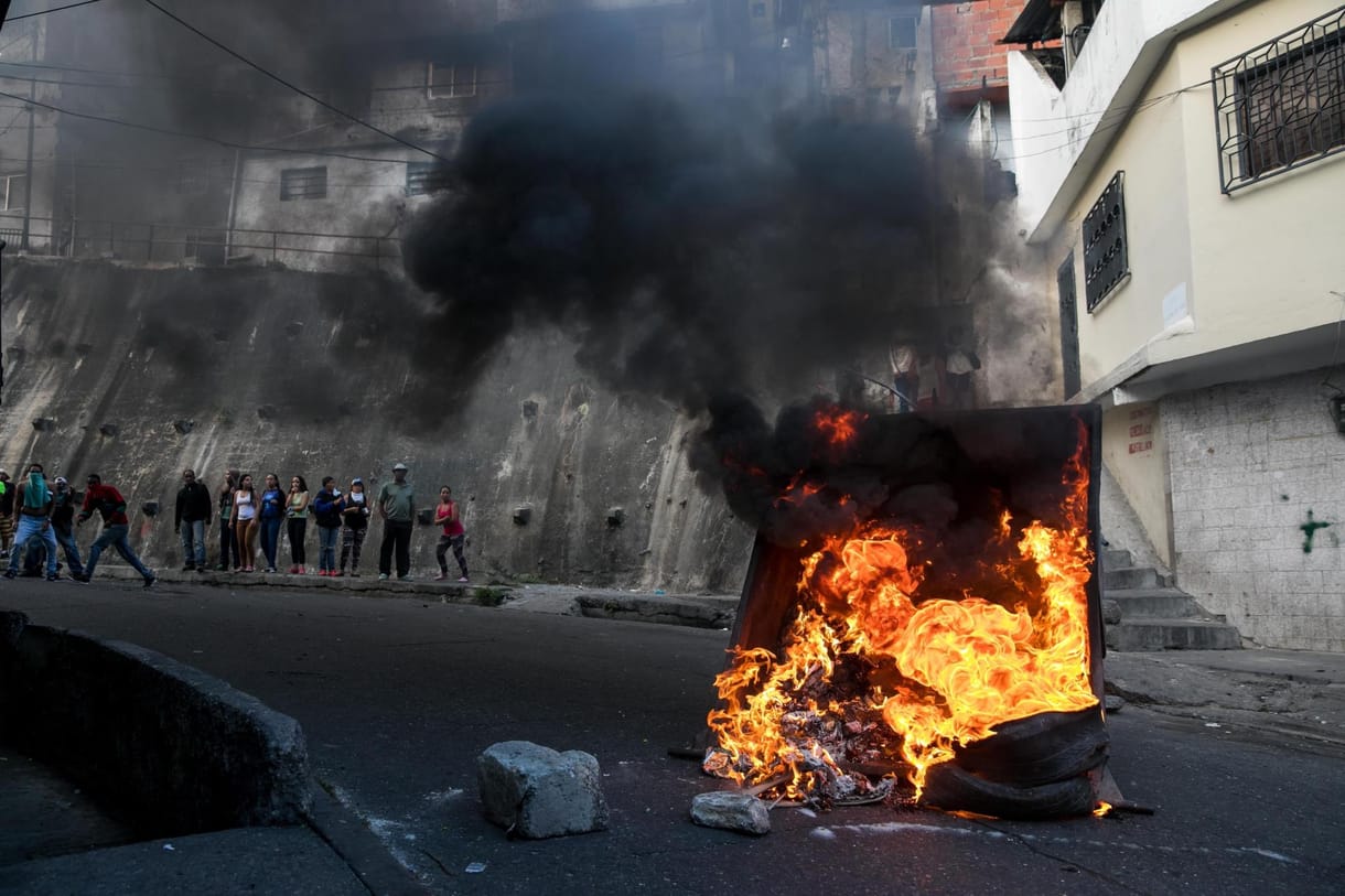Már legalább 13 halottja van a venezuelai kormányellenes tüntetéseknek