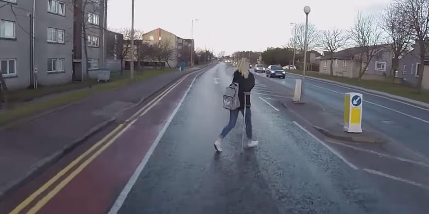 Átengedte a kerékpáros a mankós lányt, a sors meghálálta neki – videó