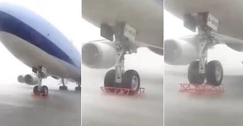 A már leszállt repülőt is megemelte a hétvégi tájfun – videó