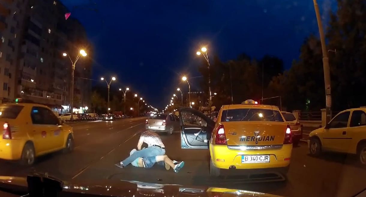 Taxis verekedés: így csinálják Bukarestben – videó