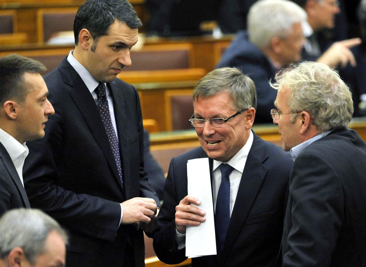 Lázár: a Fidesz kiáll Matolcsy mellett