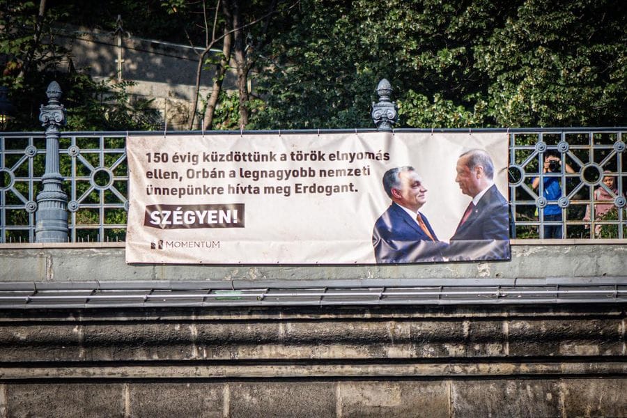 Szégyennek nevezte a Momentum Erdogan budapesti látogatását