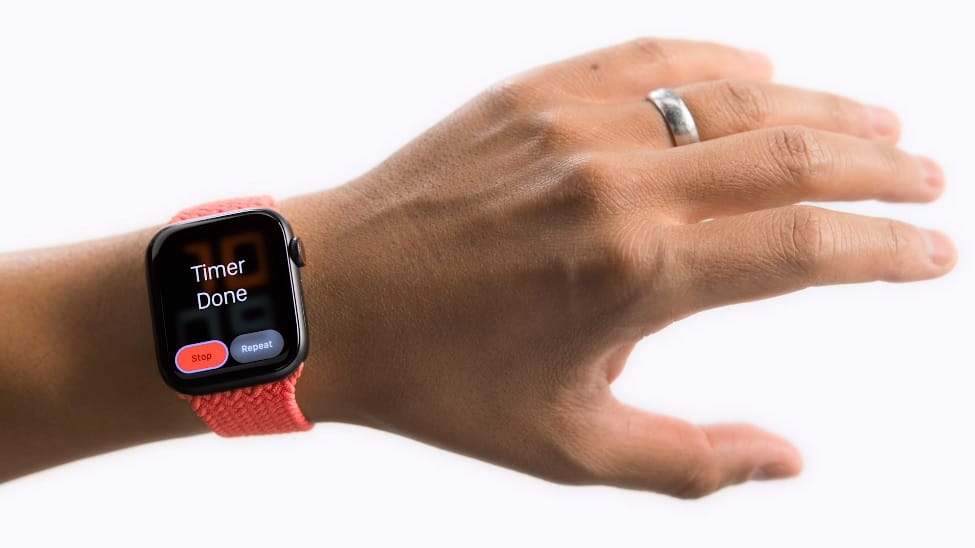 Jön egy új funkció, ezzel érintés nélkül is kezelheti az Apple Watchot