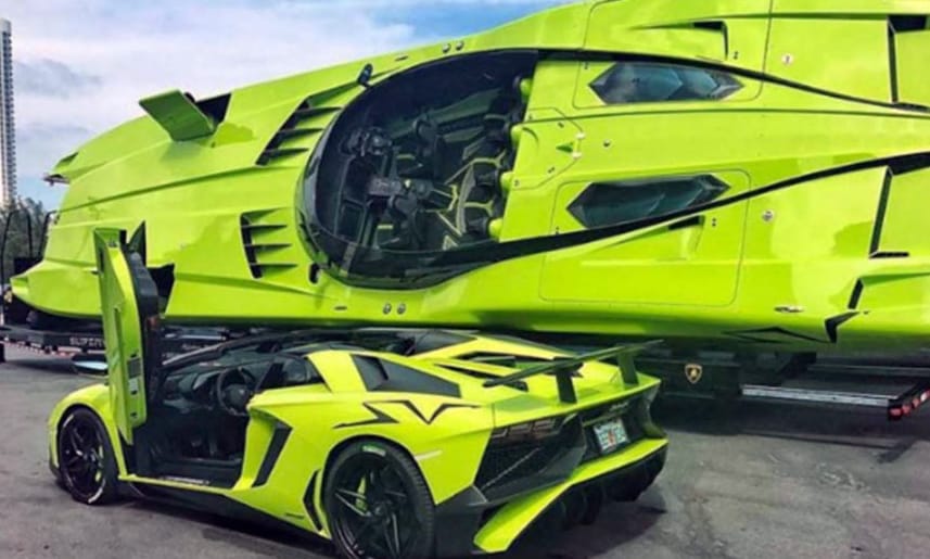 Kiváló árukapcsolás: a Lamborghini mellé pont hozzá passzoló motorcsónak jár