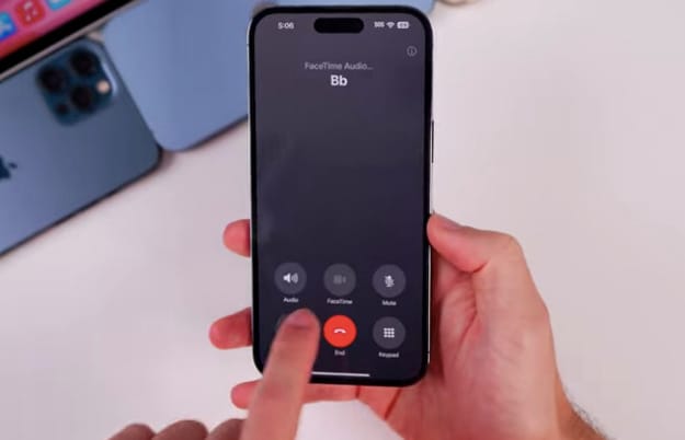 Üzenet minden iPhone-osnak: visszakerülhet a helyére az iPhone hívást megszakító gombja