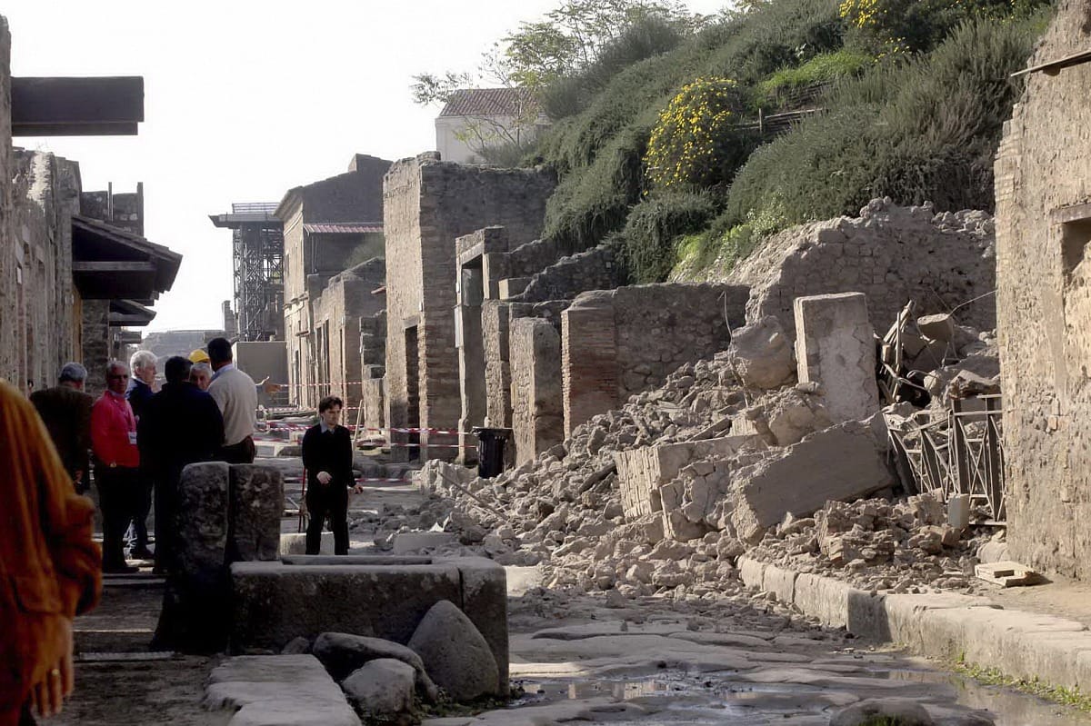 Béna turista döntötte fel a pompeji oszlopot