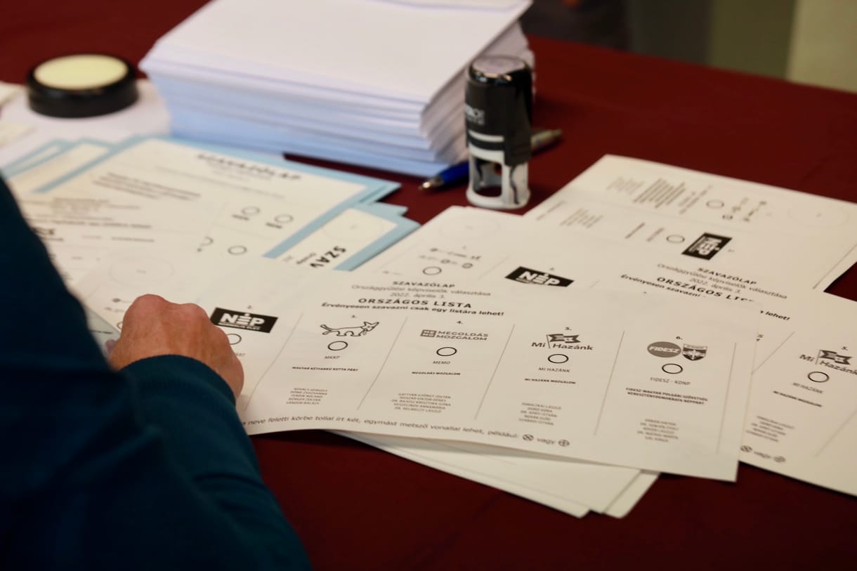 Összevérezte a szavazólapot, fertőtleníteni kellett a szavazóhelyiséget