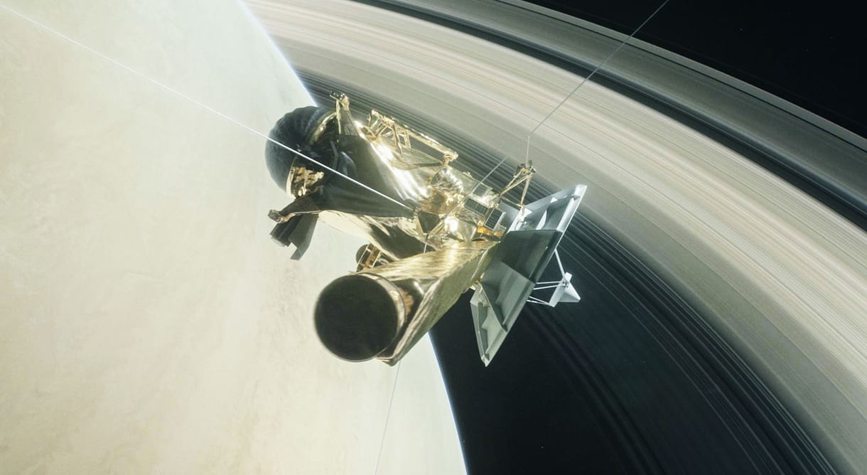 Meglepődtek a tudósok: “nagy ürességet” talált a haláltáncát járó Cassini űrszonda