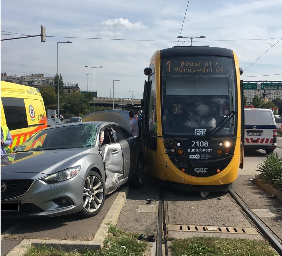 Újabb autó hajtott egy CAF villamos elé – fotó