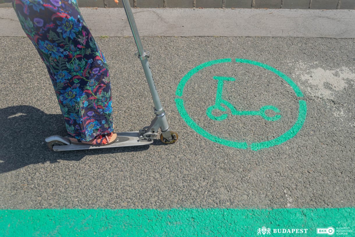Rollerparkolóval és új útjelekkel kísérletezik a BKK
