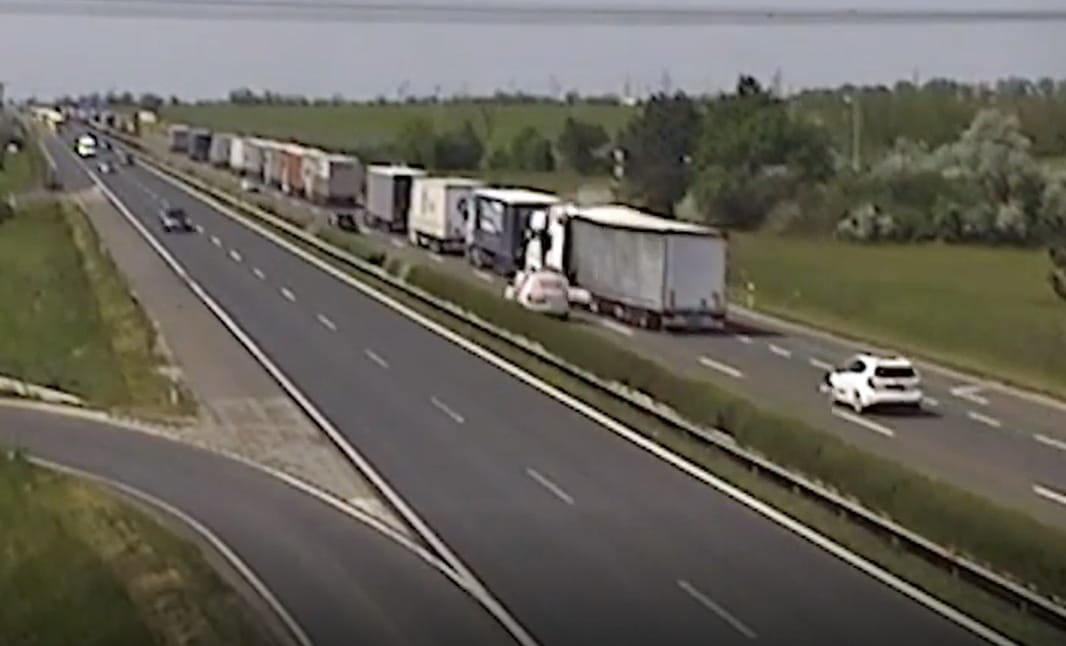 Álló sorba csapódott egy kamion az M1-esen – videó