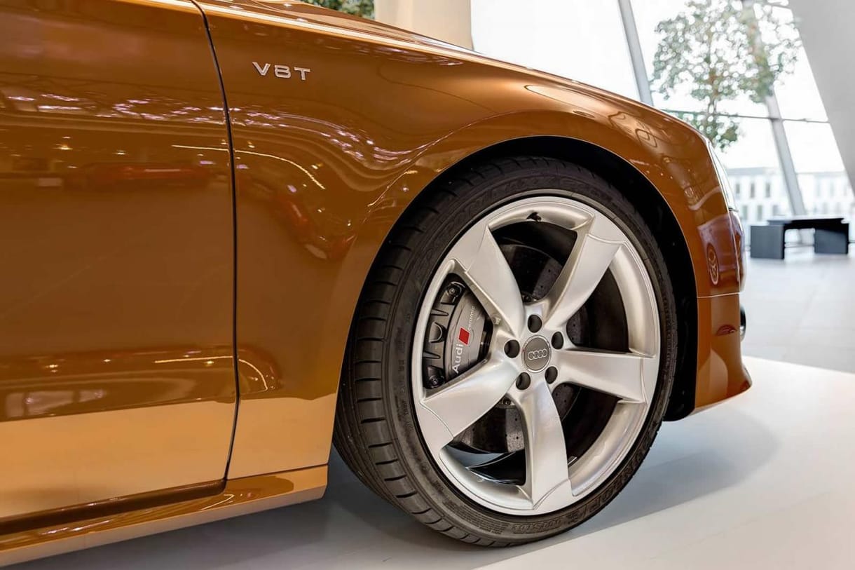 Csak a fényezése hétszámjegyű ennek az Audi S8-nak
