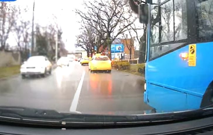 Sem az autós, sem a BKV-sofőr nem engedett, kiszorítósdi ment a Pongrácz úton – videó