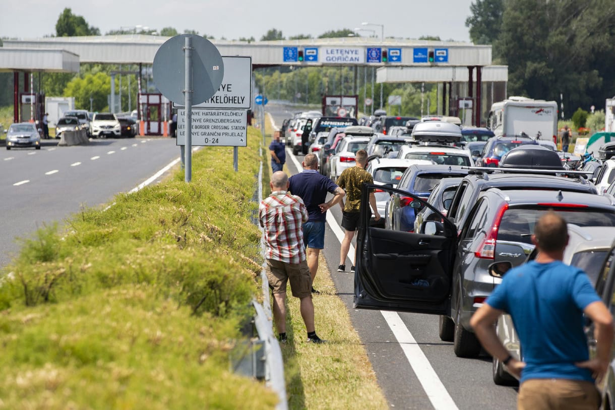 Ha mostanában indulna autóval nyaralni, számoljon rá pár órát