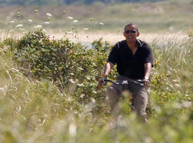 Fotó: Obamának jól áll a bringa