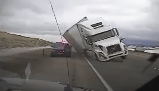 Rendőrautóra borította a szél a kamiont - videó