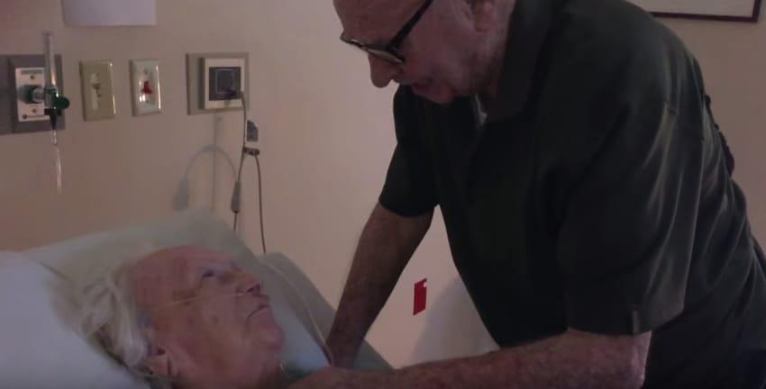 Videó: Így énekli közös dalukat a 92 éves férj haldokló feleségének