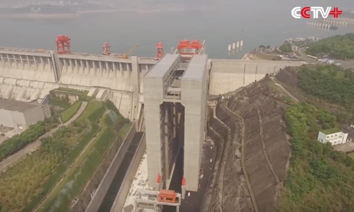 A világ legnagyobb liftje teherhajókat emelget. Hol máshol, mint Kínában – videó