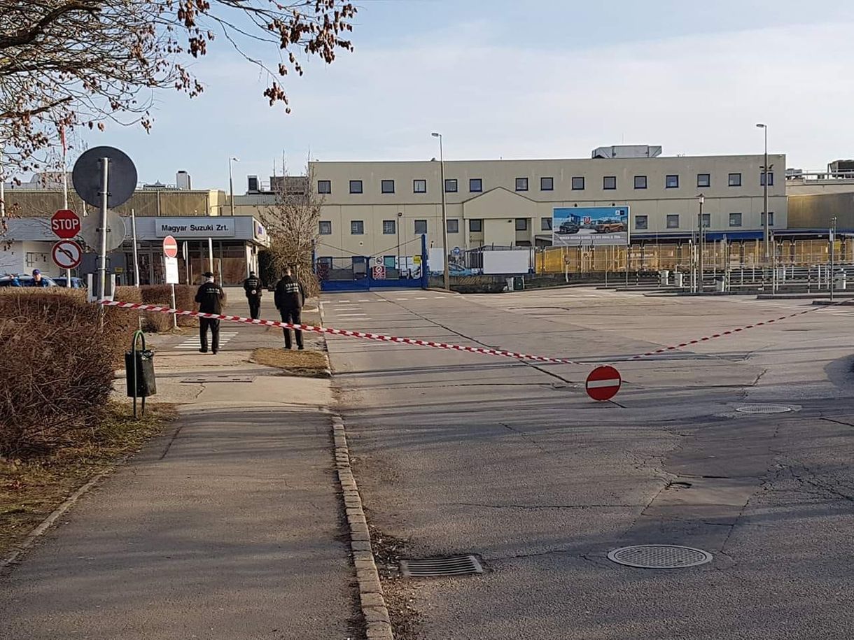 A kirúgott szakszervezetis miatt ismét tüntetők vonultak az esztergomi Suzuki-gyár elé