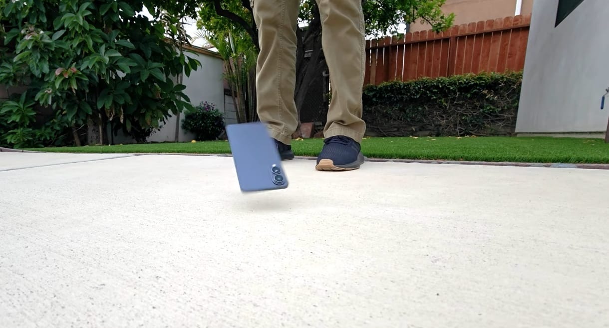 Ez történik, ha kiesik a kezéből a Samsung Galaxy S25 Edge, és pont a betonon landol – videó