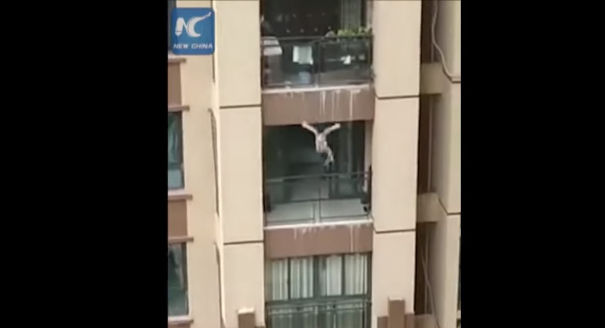Videó: Kifeszített takaróval kaptak el egy ötödikről kiesett kínai kisfiút