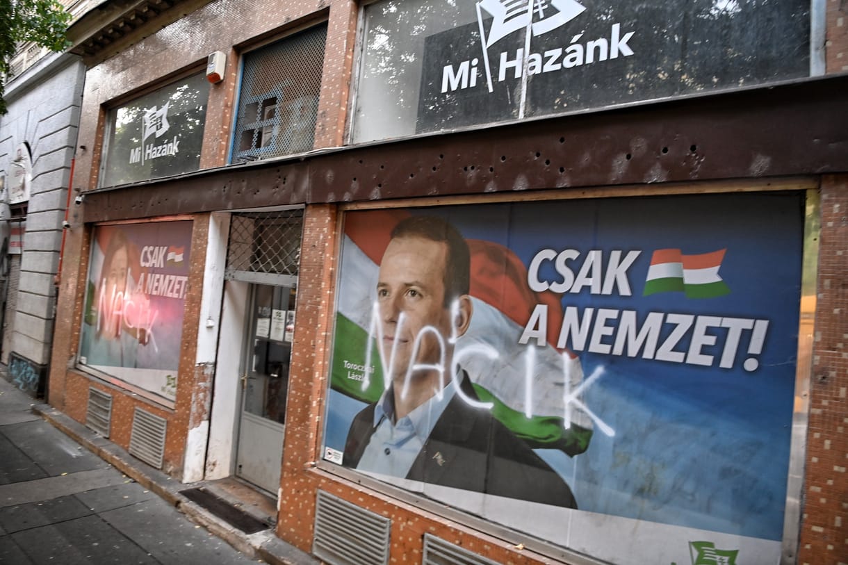 Graffitivel fújták le a Mi Hazánk józsefvárosi irodáját a cigányozó plakátok miatt