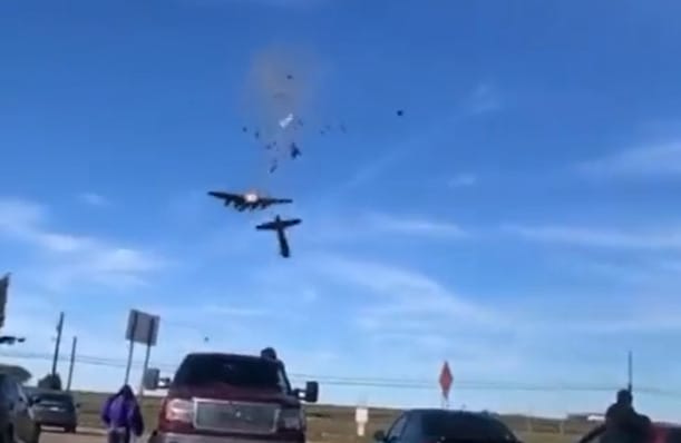 Több halottja van egy második világháborús nehézbombázó és egy vadászgép ütközésének – videó 