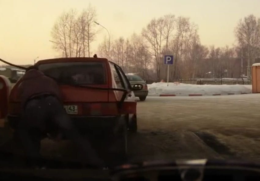 Így tankolja autóját az orosz Chuck Norris – videó