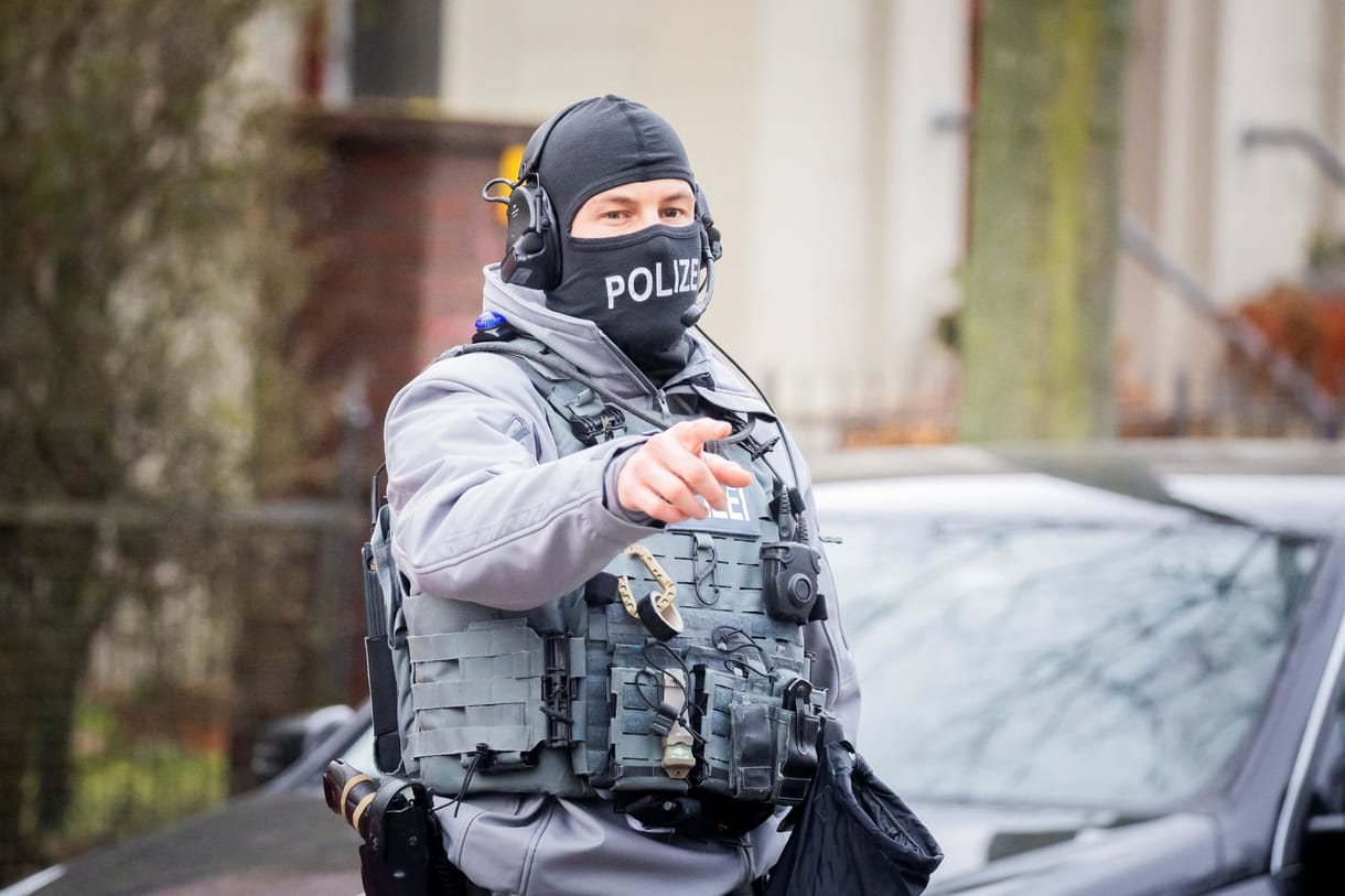 Hajtóvadászat indult Berlinben egy férfi után, akinek a táskájában robbanószert találtak