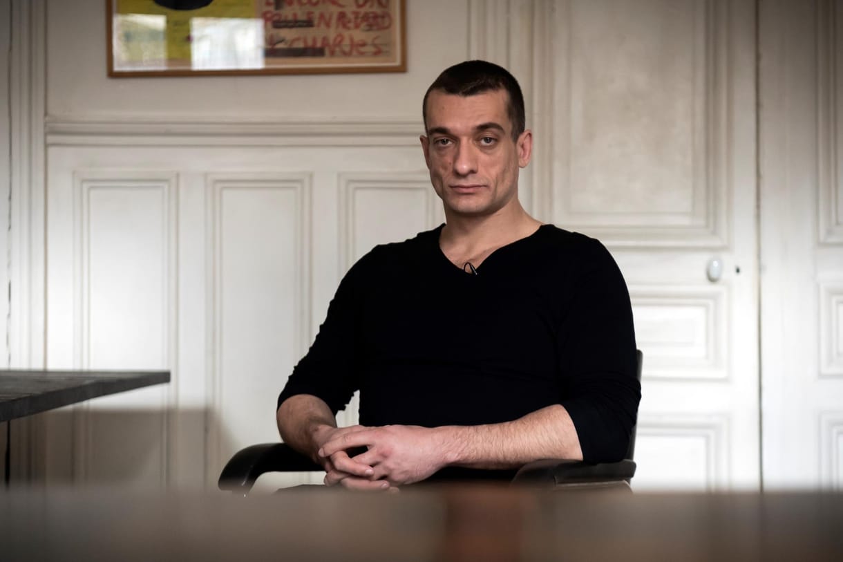 Őrizetbe vették az orosz performanszművészt, aki kirobbantotta a párizsi főpolgármester-jelölt szexbotrányát