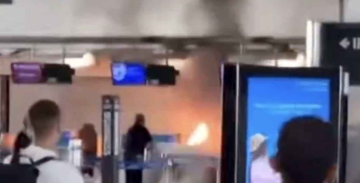 Lángok csaptak fel a milánói reptéren, egy férfi kalapáccsal verte szét a pultokat