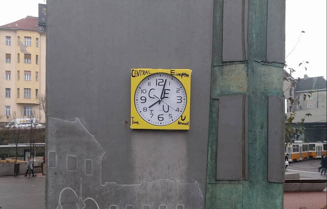 A CEU elűzéséről is megemlékezik a Széll Kálmán téren kiragasztott óra – fotó