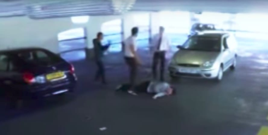 Kőkemény videó: egyetlen ütéssel terítette le az autóst a sofőr