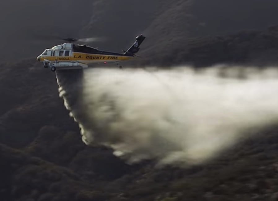 Videó: ilyen látványosan olt tüzet a Firehawk helikopter