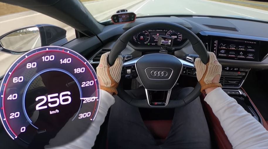 Megmutatta az Audi új csúcsterméke, mit tud az autópályán – videó