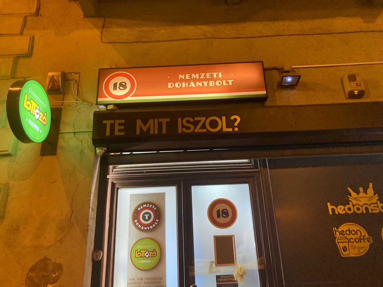 Te most megkérdezted a kutyától, hogy mi újság? Üvegpipáért jöttél, mi?