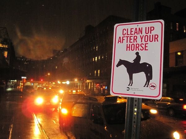 Ciki a farmerből kilógó férfialsó - legalábbis New York utcáin