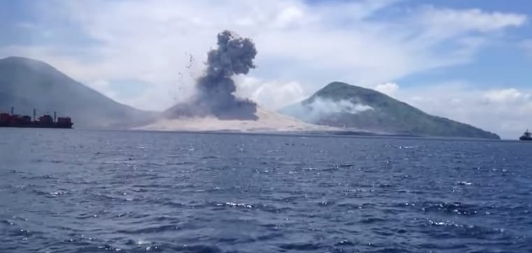Videó dermesztő hanggal: Az első sorból nézték, ahogy kitör egy vulkán