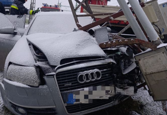 Több óráig nem volt áram Bükön, mert egy Audi kidöntötte a fővezeték oszlopát