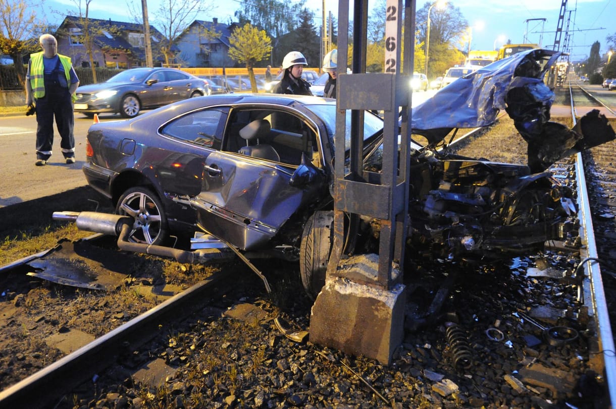 Két autó sodródott a sínekre Budapesten - fotók