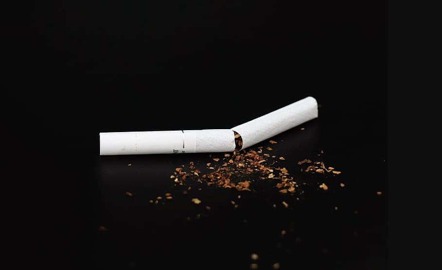 Tízmillós értékű szajrét dobtak el a rajtakapott cigicsempészek