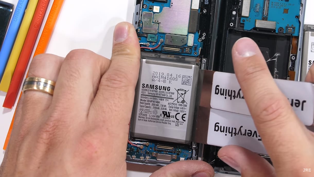 Szétkapták a Samsung 700 ezres mobilját, most megnézheti, mit rejt belül