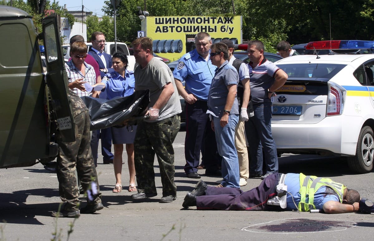 Agyonlőttek három rendőrt a nyílt utcán Donyeckben