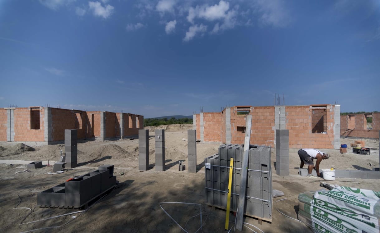 Milliókat ad egy baranyai polgármester, ha az ő falujába költöznek
