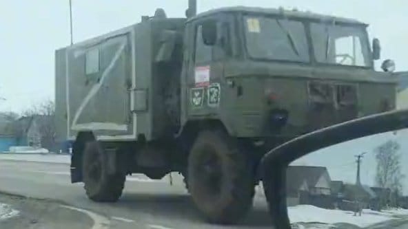 Több, az ukrán határnál megjelent orosz járművön egy nagy „Z” betű látható, de nem tudni, mit jelent