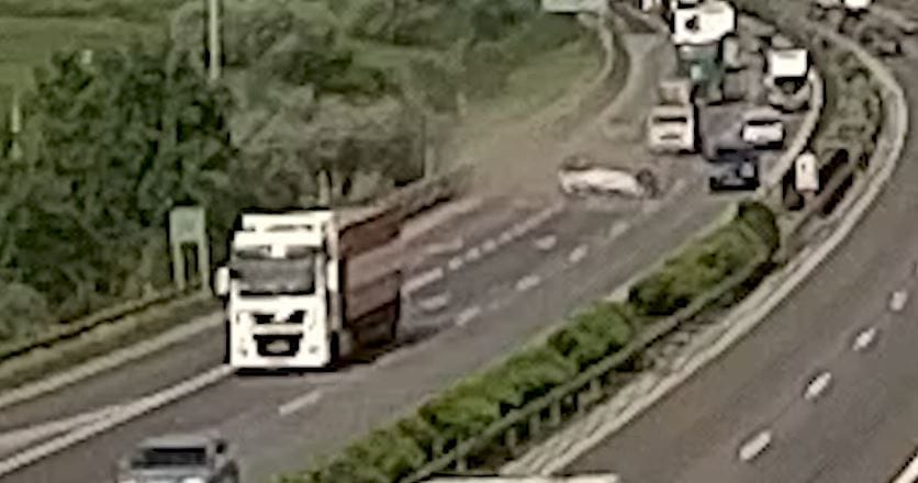 Szalagkorlátnak hajtott és hatalmasat borult egy autó az M1-esen - videó