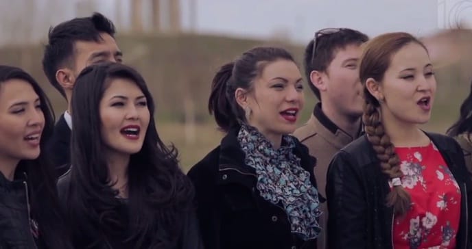 Németek, norvégok és kazahok éneklik a Tavaszi szelet – videó